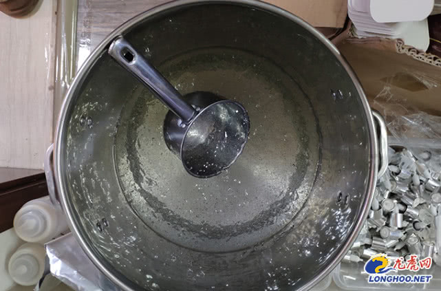 一筐筐“神仙水”堆放马桶旁:警方破获涉案千万元假货案