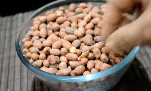 发霉的花生有毒吗,发霉花生真的一克就能致癌吗