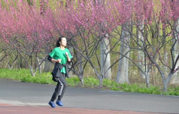 月经推迟一个月流出一连串血块,月经流出一大坨的黑血块正常吗