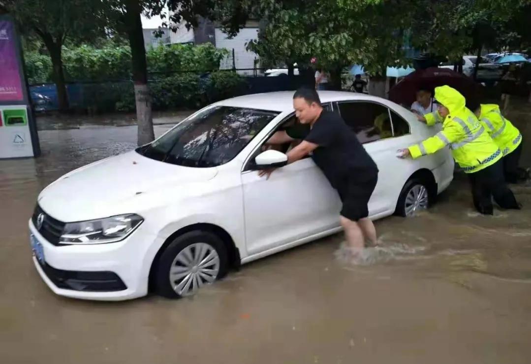 暴雨来袭，方城公安冲在一线