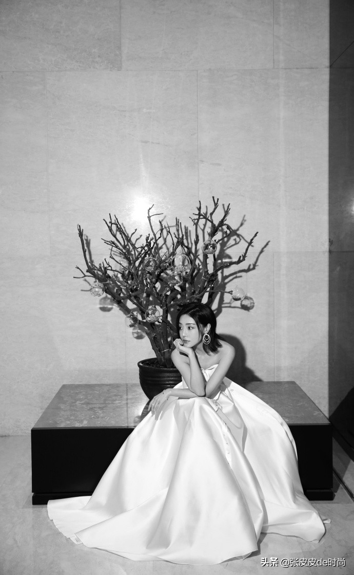 小姨妈邓家佳今年几岁了,小姨妈邓家佳晒照秀窈窕身材