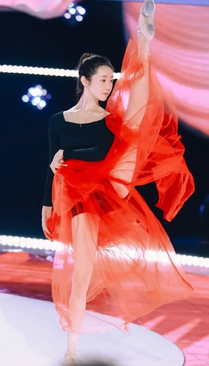 张艺凡芭蕾比赛视频,张艺凡新生舞台