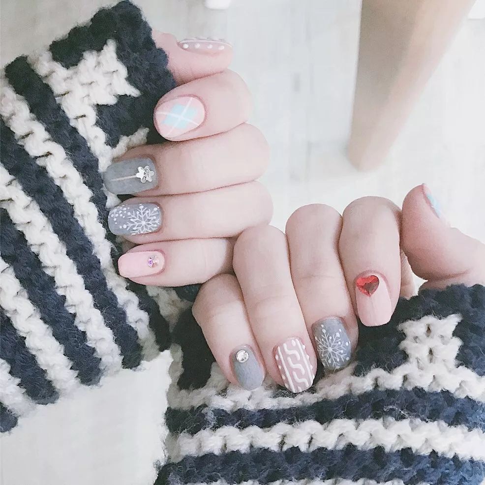 可爱又时髦的毛衣美甲教程，是时候给你的指尖换上“冬装”啦！