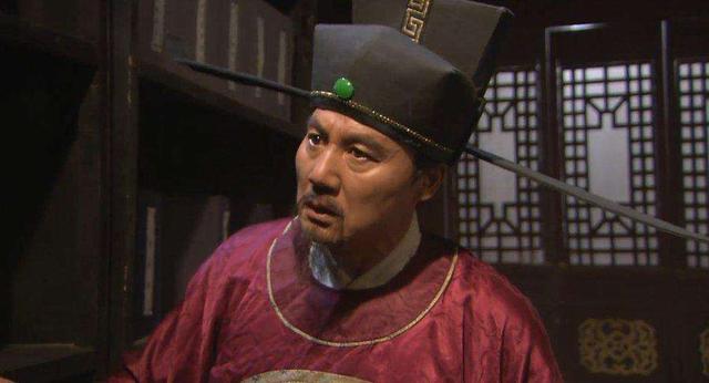 得知自己当皇帝那天，他正在自家的后院踢足球