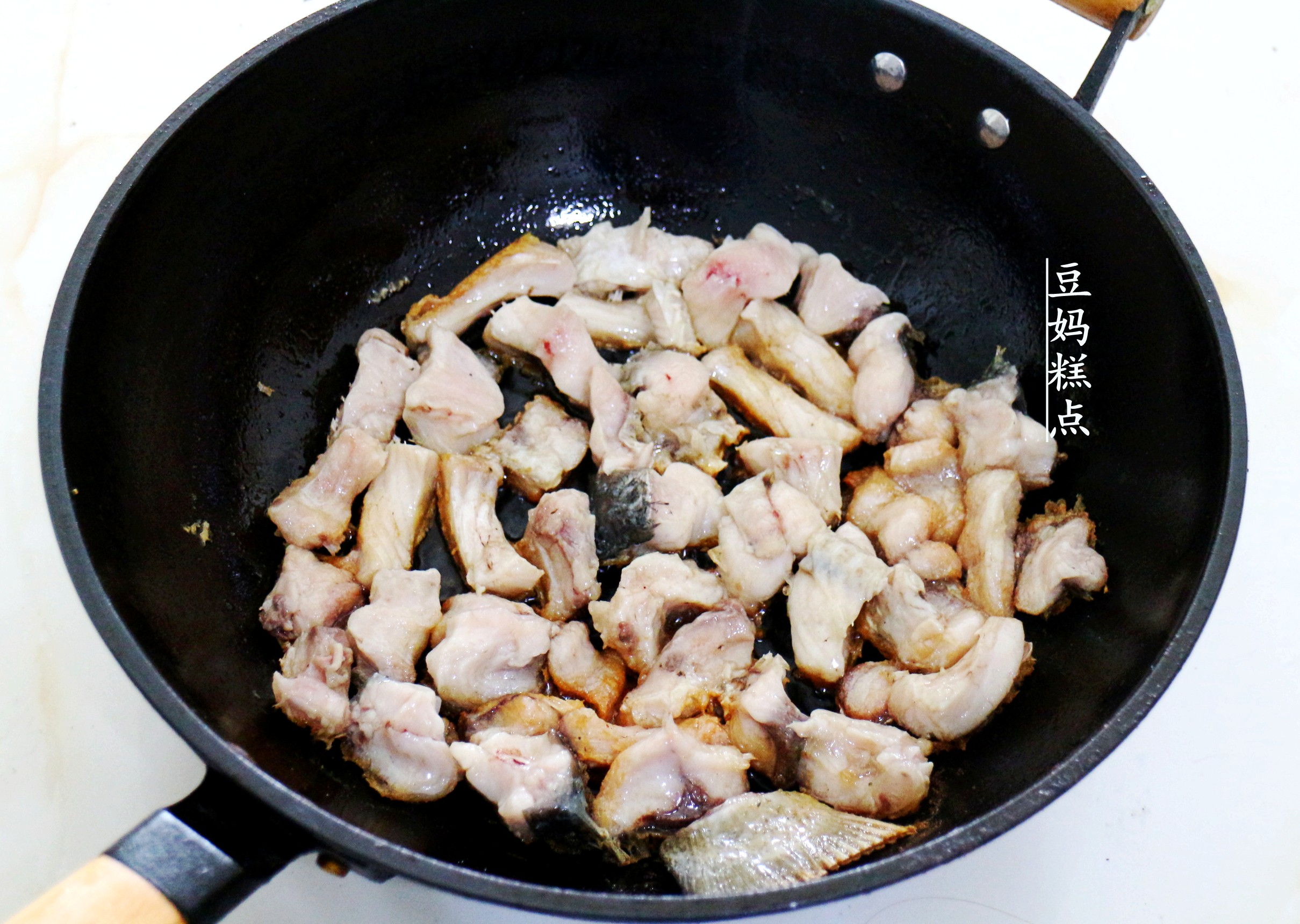 煎鱼块，用对方法！只加盐就很好吃，焦香入味，孩子特别喜欢