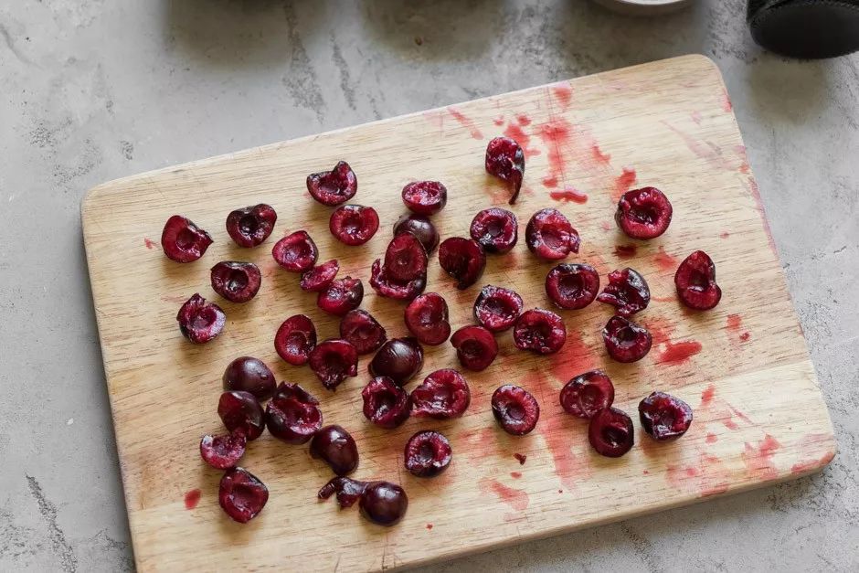 黑森林樱桃酒巧克力蛋糕,疯狂的草莓蛋糕图片