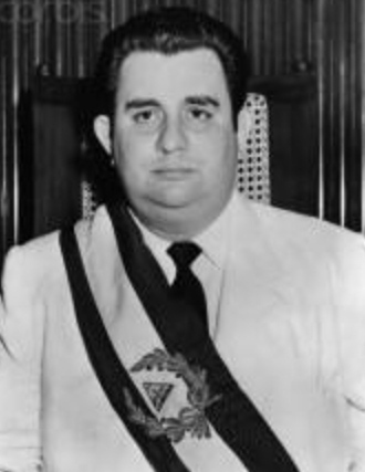 1980年,在一次教科书般的刺杀行动中,独裁者索摩查当街殒命