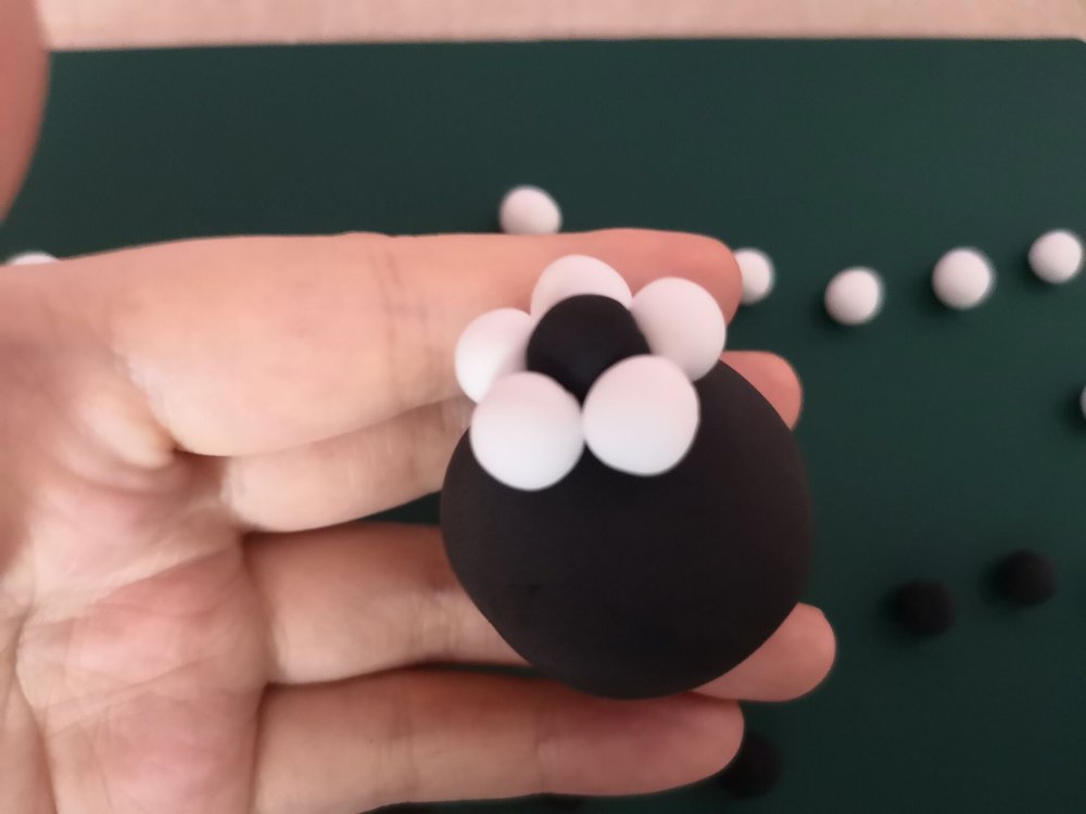 足球场景黏土作品教程,用黏土做的足球放在什么上好看