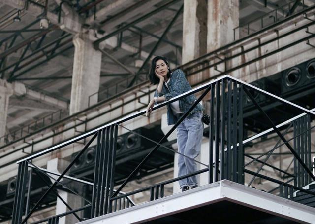 刘雯穿小香风马甲,刘雯笑脸围巾