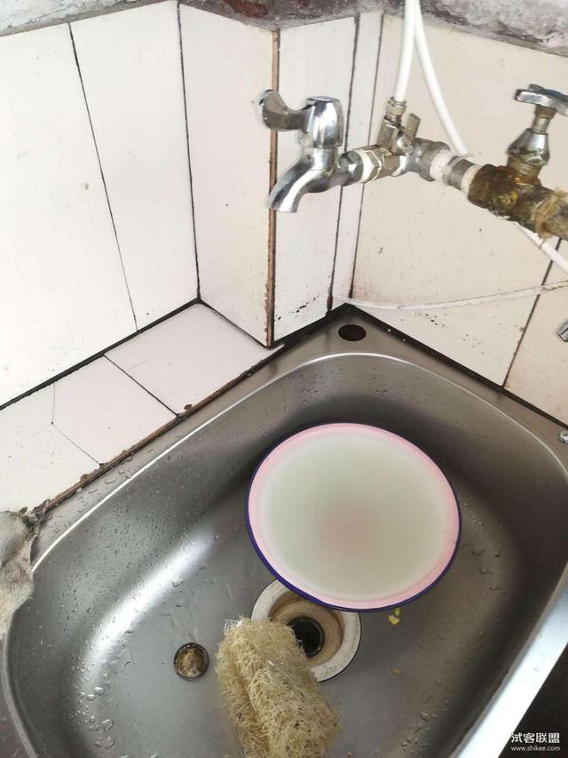 水槽边玻璃胶怎样能不发霉,水槽玻璃胶发黑怎么处理