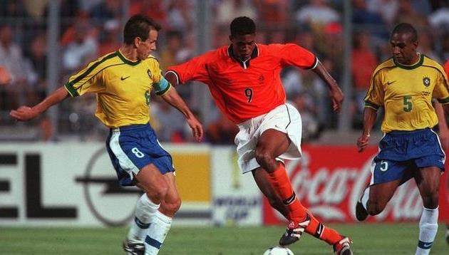 足球装备哪个版本最好看,足球纪念品装备