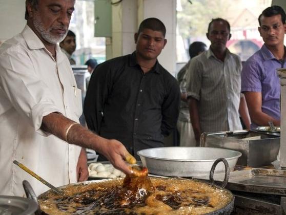 印度大爷徒手油锅炸薯条,印度大叔捕鱼完整视频