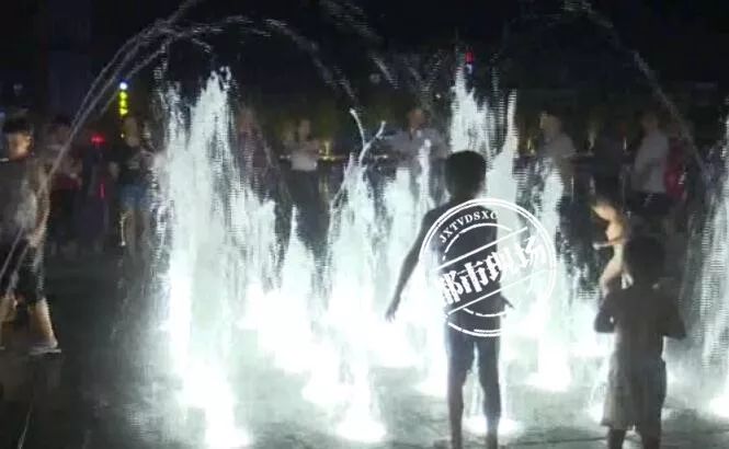 5岁女孩被喷泉冲上高空,儿童被喷泉冲伤