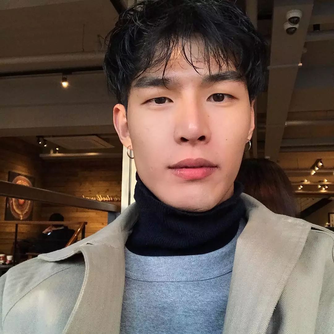 他曾经是Armani最喜欢的韩国男模，却因为打了玻尿酸在时尚圈消失