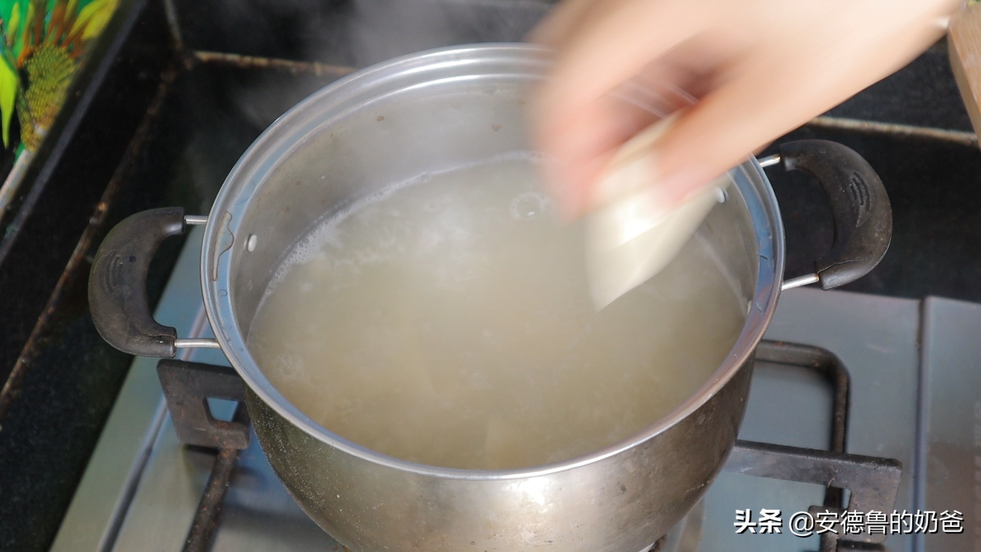 奶爸在家带着娃做馄饨现包现煮真材实料小朋友吃了一大碗