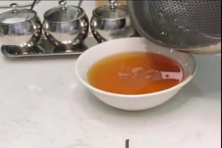 怎么煎鱼不粘锅不掉皮不会碎视频,煎鱼不粘锅不掉皮的小妙招是什么