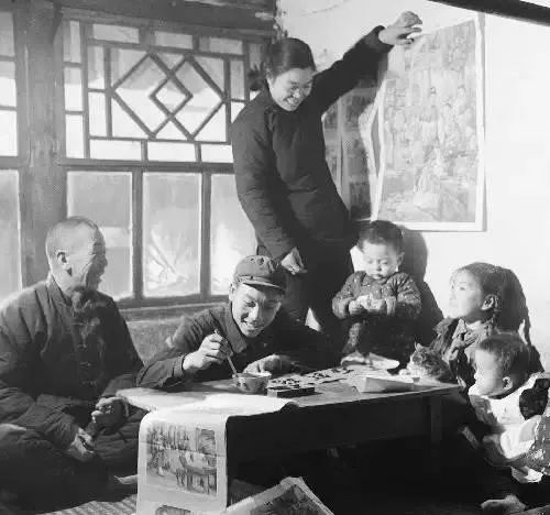 九张反映过年气氛的照片,百张罕见的过年老照片这才是年味