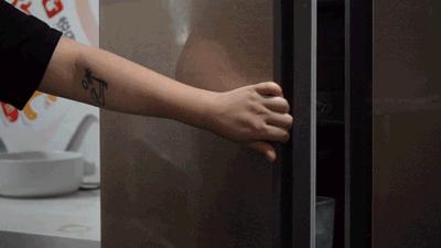 女生拧不开瓶盖却不要你帮忙,有些女生是真拧不开瓶盖