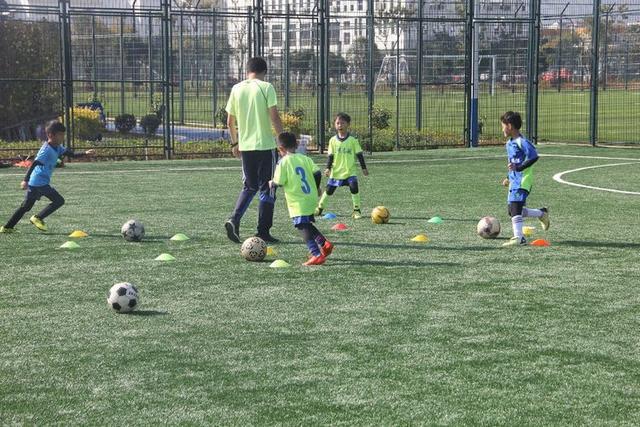 昆明青少年足球暑假培训班,昆明暑假儿童足球训练营封闭式