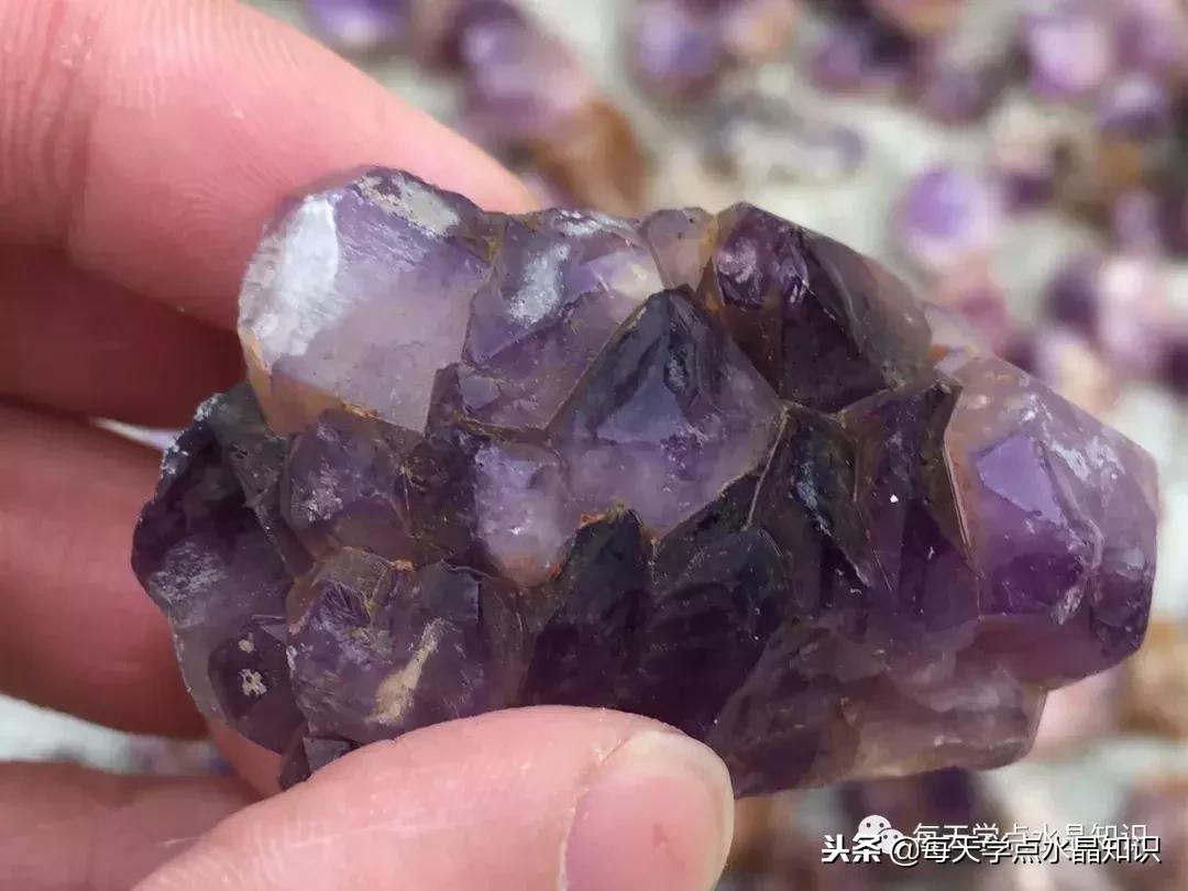 天蒙蒙亮赶个早市看一看天然水晶毛料市场