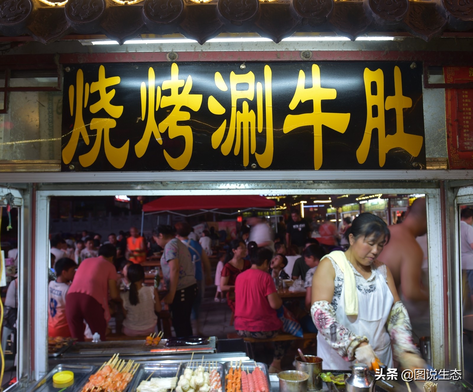 华灯初上，开封香飘夜空，叫卖声、欢笑声构成夜市版的清明上河图