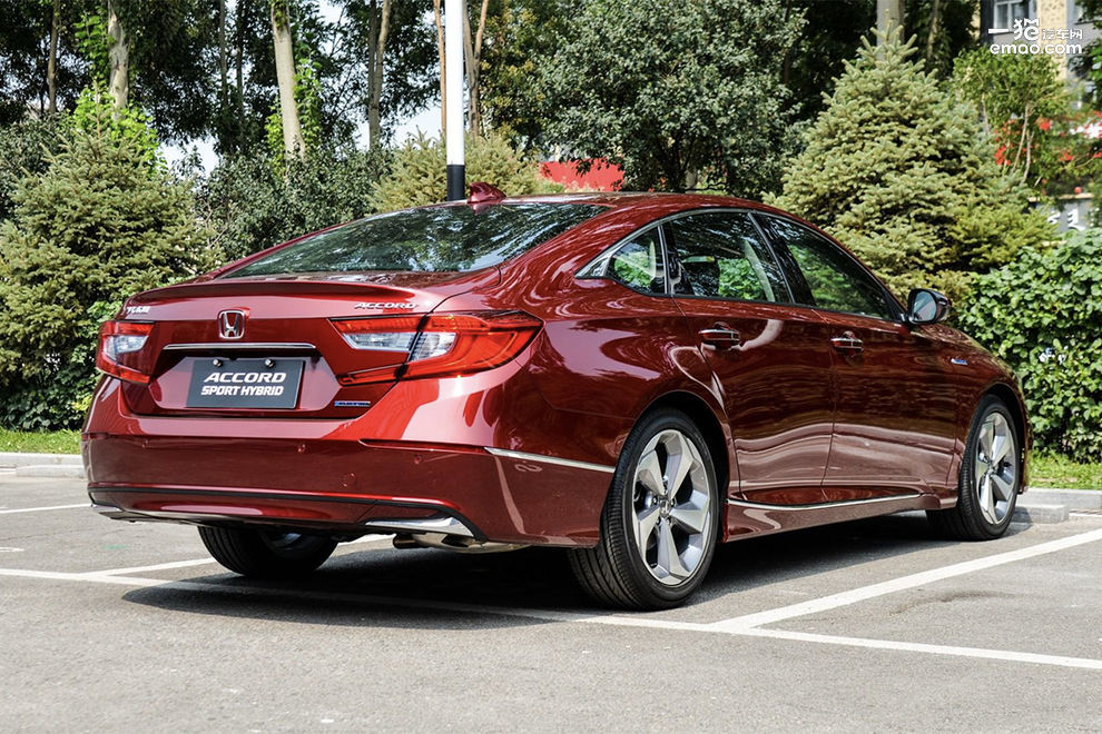 家用b级轿车凯美瑞雅阁天籁迈腾,雅阁2022款幻夜尊贵和凯美瑞2.5g