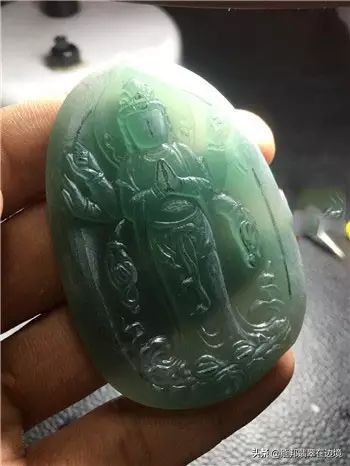 罕见的冰种翡翠,切出罕见冰翡翠