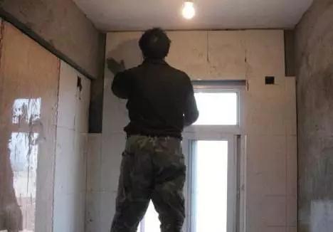 墙面瓷砖脱落用强力胶能粘牢吗,厨房墙面瓷砖脱落怎么处理