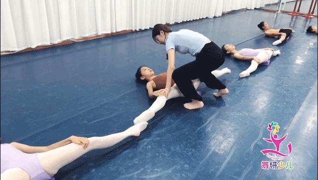 舞蹈寒假小课基本功怎么练,假期不练武术