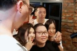 神吐槽：PDD被女粉丝强吻给整懵了亚洲对抗赛赛程正式出炉