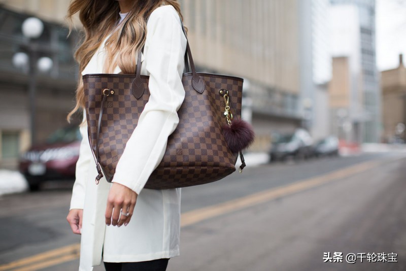 lv的包包还会上涨吗,lv的包包植鞣革变色