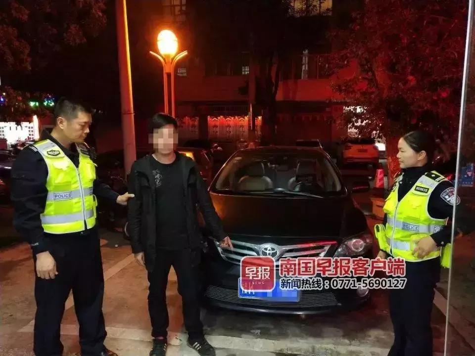 小孩开小车被警察抓了,小男孩开车被警察抓