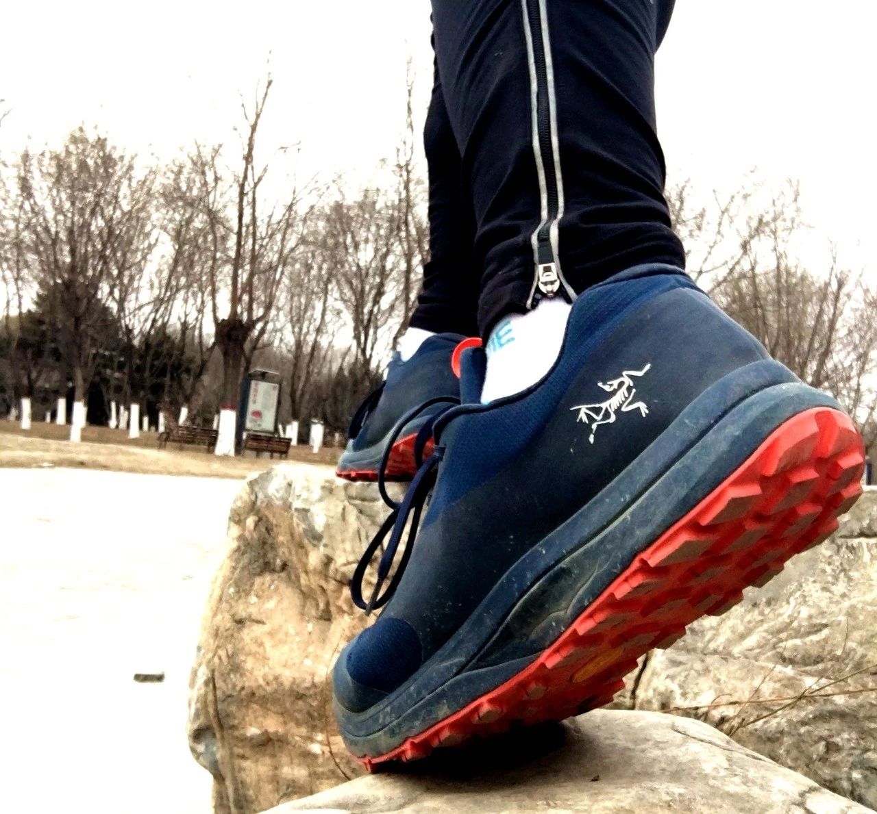 公认脚感最好的户外鞋始祖鸟,始祖鸟越野跑鞋高帮灰色