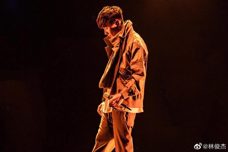 林俊杰《学不会》到《将故事写成我们》:做肤浅而深刻的流行音乐