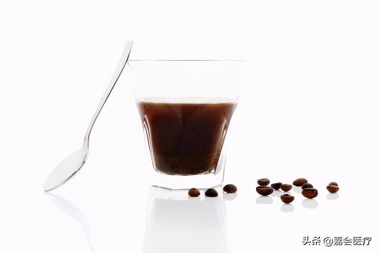 尿出橙色的尿是什么病,尿出的尿是荧光绿色是怎么回事