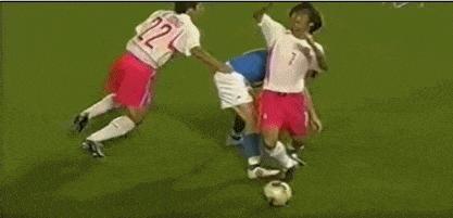 孙兴慜人设崩塌，本性终暴露！红牌罚下跪地掩面