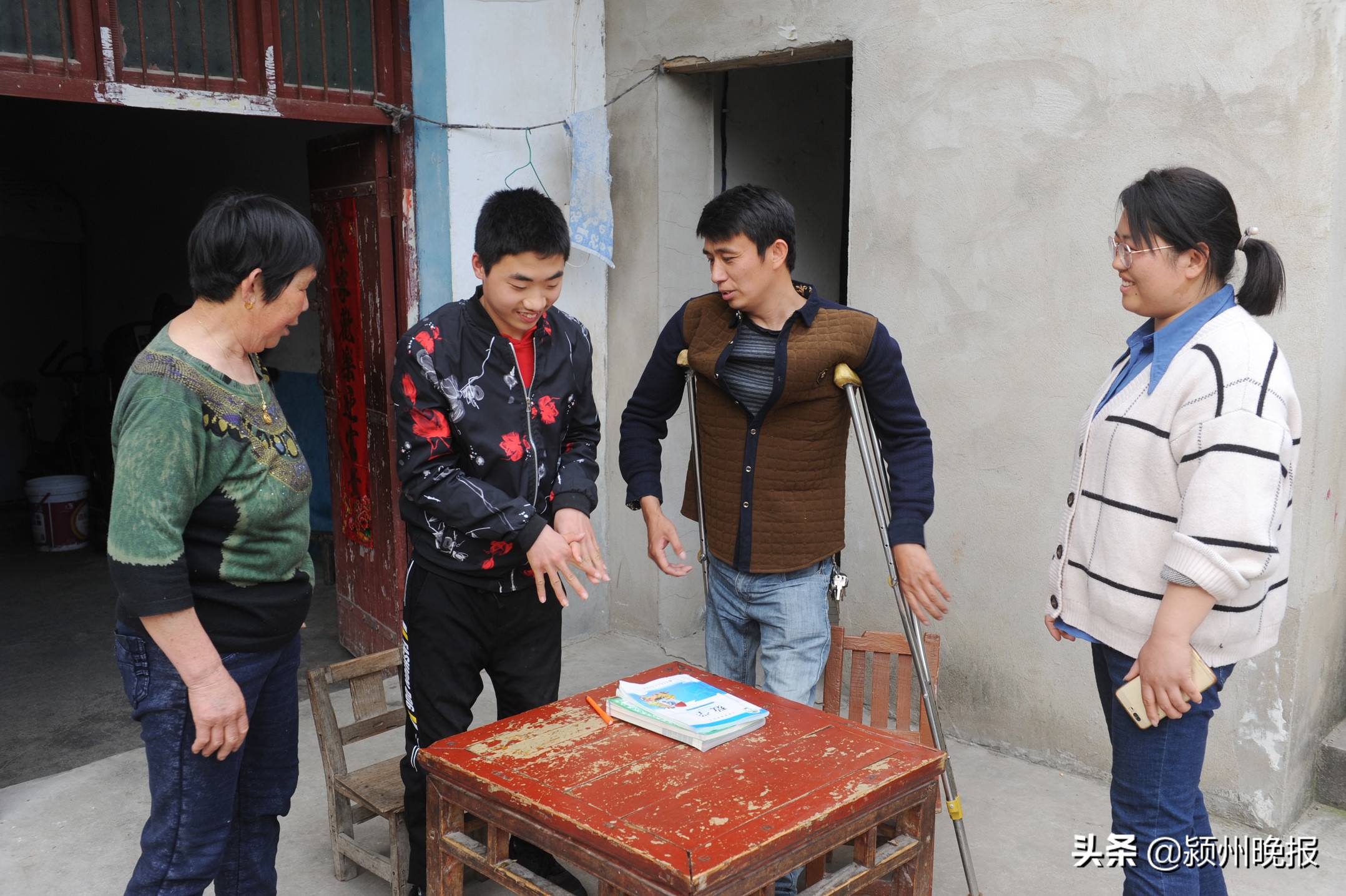 自幼患有小儿麻痹症，乡村教师李磊坚守讲台15年，网课期间还拄拐送教！他想用自己的故事激烈更多的农村孩子