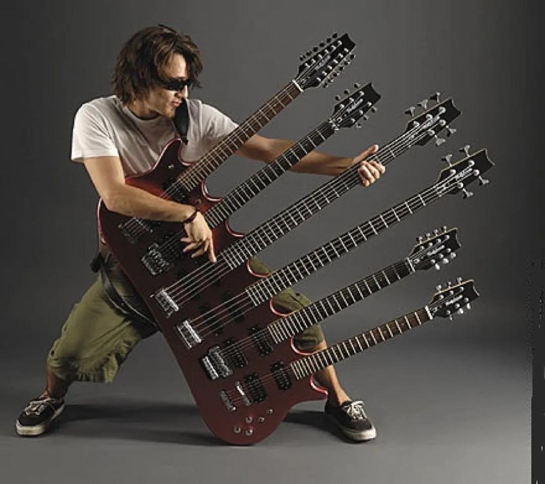 这些人玩的吉他竟然都长了好几个“脖子”，两只手恐怕不够用