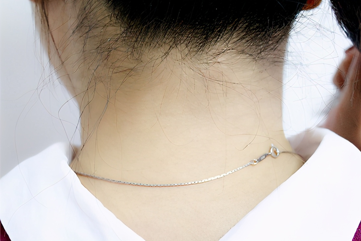 颈部上的小肉球如何处理,颈部突然长了个小疙瘩是怎么回事