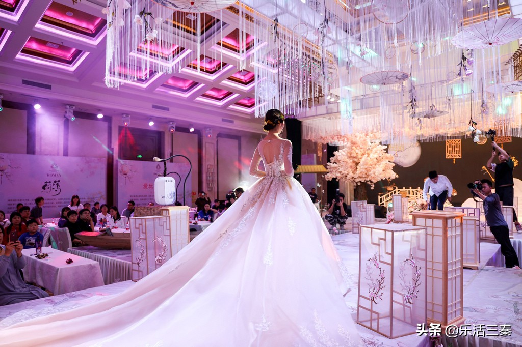 “春华”婚礼秀在罗曼宴会中心浪漫演绎