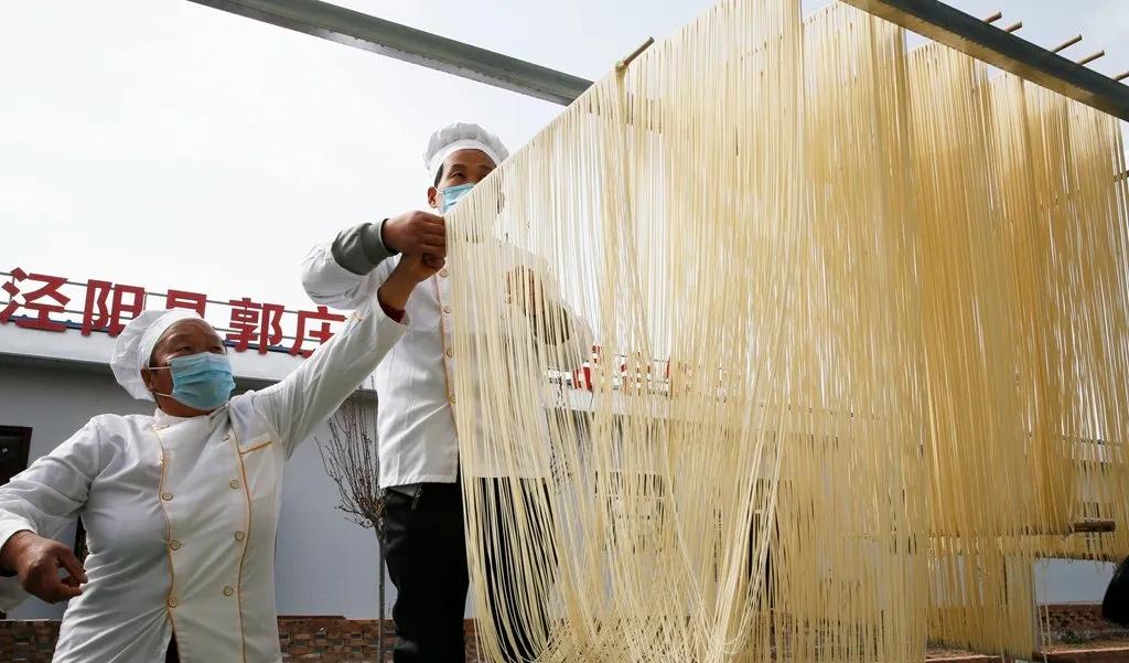 万条“银丝”挂起来！满满的泾阳好味道…