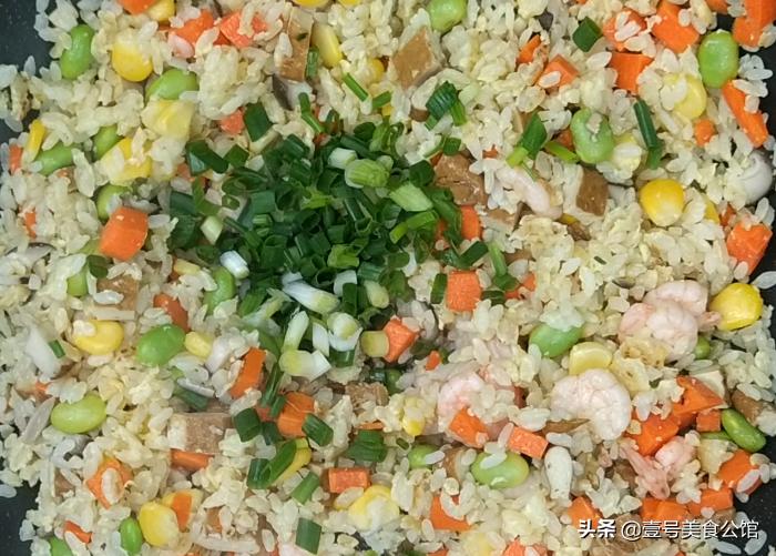 冷冻什锦虾仁蛋炒饭,懒人简单美食系列番茄虾仁炒饭