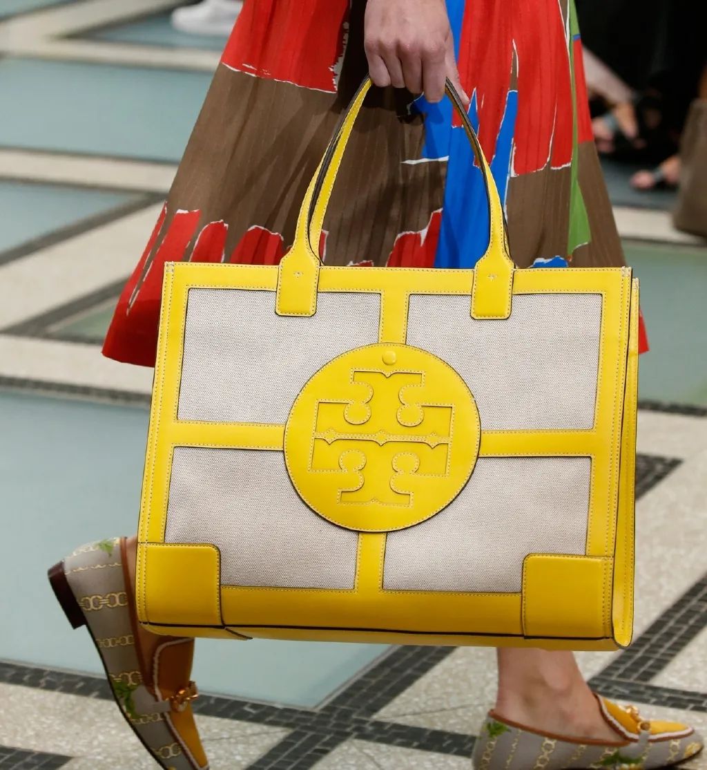 这才爆红一年就这么能“装”了?3w的包一背我都认不出来了…