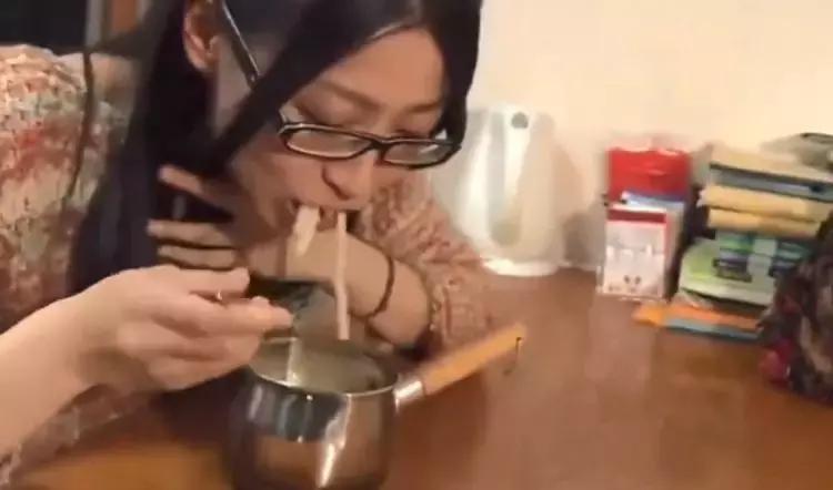 日元飞涨生活困难，看日本女孩如何十五年买三栋楼