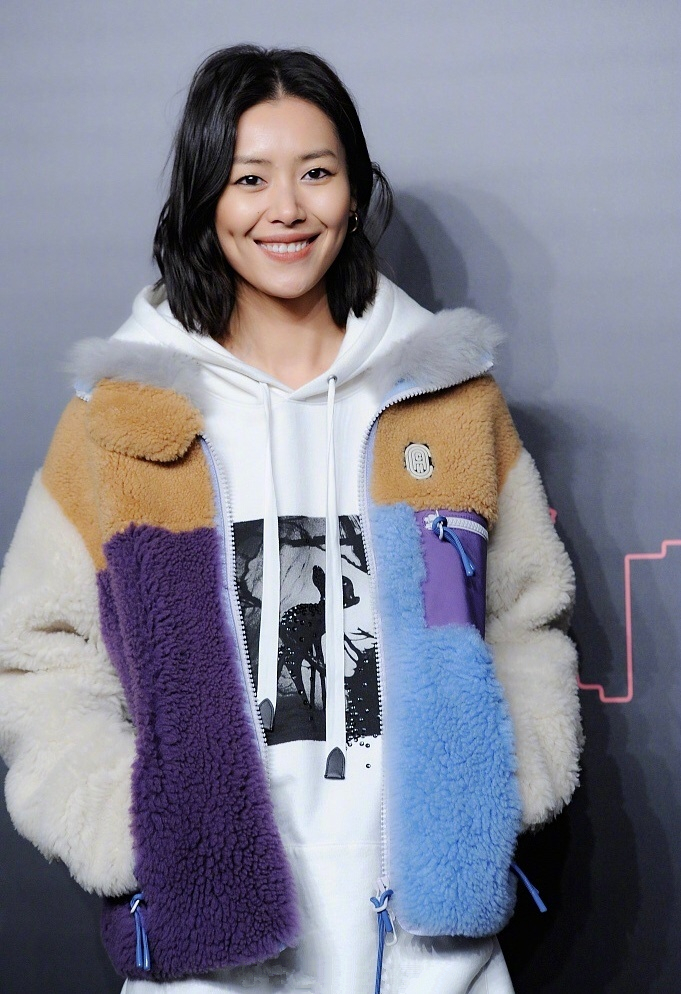 刘雯日常穿搭让你超模身材气质感,刘雯穿搭都是t恤造型