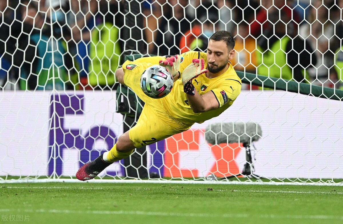 大巴黎1号门将之争！纳瓦斯把欧洲杯MVP挤为2号，并获梅西支持