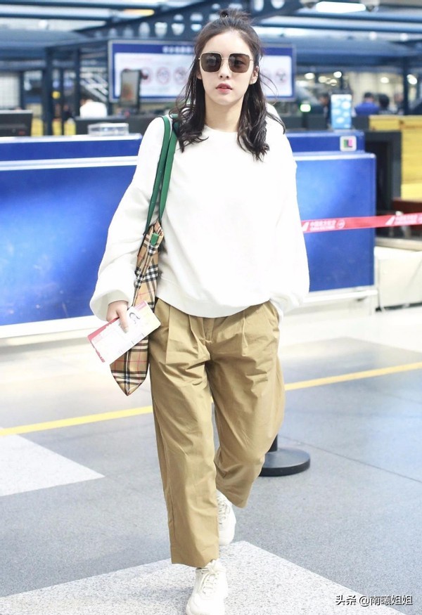 今年最流行的夏季裤口开叉小黑裤,黑色裤子今年最流行的哈伦裤