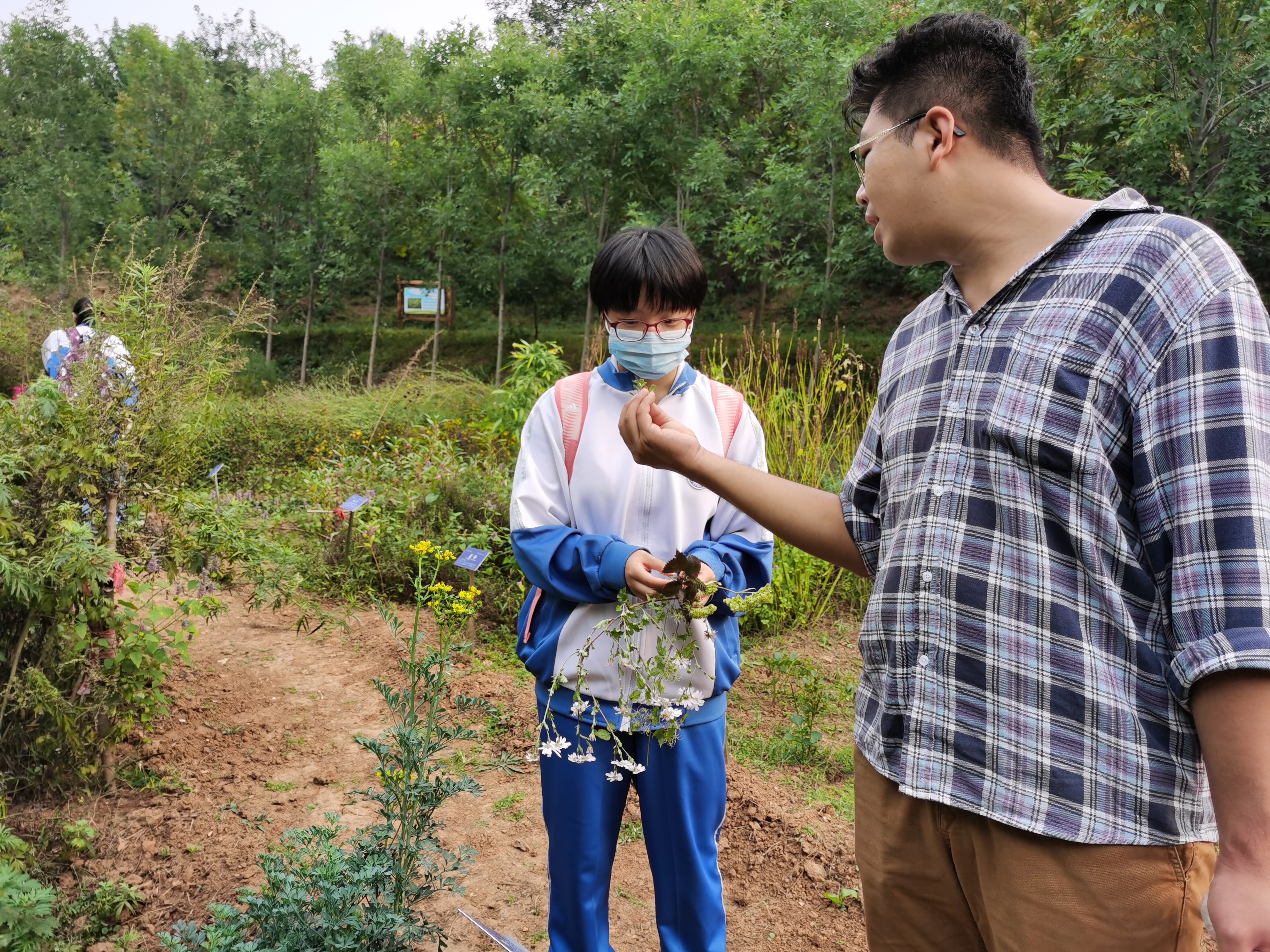 真会玩！天津这所中学带着学生进山里上生物、地理、历史、政治课