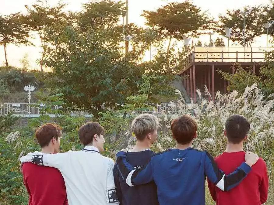 王一博李汶翰说悄悄话,李汶翰王一博一个团的吗