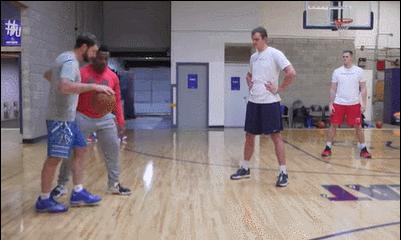 防守挡拆应该由谁决定换人,防守时遇到挡拆怎么破